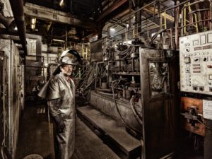 Metallindustrie Fotografie – Herstellung von Kupfer. Arbeiter vor einer Anlage im Strangguss-Verfahren
